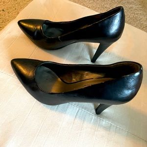 Black pumps